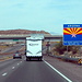 Von Kalifornien geht's erstmal mehrere Stunden lang über Autobahnen durch die Mojavewüste nach Arizona. Normalerweise müsste man nun die Uhr auf "Mountain Time" umstellen. Da AZ aber die Sommerzeit nicht befolgt, entspricht die Zeit jetzt "Pacific Time" (dazu später mehr...).