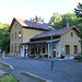 Žst Mutějovice, Empfangsgebäude, dank Personalbesetzung sauber und blumengeschmückt.