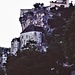 Rocamadour con i suoi edifici che si inerpicano sulle rocce.