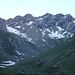 .. die Piz-Val-Pintga-Gipfel sind noch im Schatten.<br />Das Schneefeld oben links führt zur Fuorcla Cambrialas
