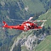 Der Rega-Helikopter im Schwebeflug unweit der Glärnischhütte SAC.