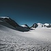 weite Gletscherfläche des östlichen Forni Gletschers. 2 Skifahrer waren sogar noch unterwegs