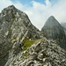 Schyeggstock-Ostgrat: Nach einem waagrechten Gratstück folgt der zerrissene Gipfelaufschwung. Rechts ist der imposante Spitz Mann (2578m) zu sehen.