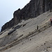 man quert dann unter den Felsen raus und überschreitet den Rücken relativ weit unten