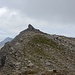 Der markante Piz Sur Carungas mit dem grossen Gipfelkreuz