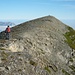 Die letzten Meter auf die flache Gipfelkuppe vom Grossen Walenstock (2572m).