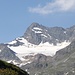 <b>Dei 7 km indicati dal segnavia, i primi sono assolutamente pianeggianti. Raggiunta l’estremità meridionale del lago, il sentiero comincia a salire, ma molto dolcemente. Là in fondo già appare un ghiacciaio, l'Ochsentaler Gletscher e alcuni dei numerosi tremila che fanno da corona alla testata della Ochsental: Grosser Piz Buin (3312 m), Kleiner Piz Buin (3255 m), Signalhorn (3207 m), Egghorn (3147 m), Silvrettahorn (3243 m), Schneeglocke (3223 m), Schattenspitze (3202 m), Klostertaler Egghorn (3120 m), Piz Jeramias (3134 m), Dreiländerspitz (3196 m), Ochsenkopf (3057 m), Tiroler Kopf (3095 m), Rauher Kopf (3101 m), Haagspitze (3029 m), …<br />Ce n’è veramente per tutti i gusti!</b><br />