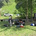 Danze e balli occitani al rifugio Melezè,con fisarmonica e ghironda,TIPICO STRUMENTO E SIMBOLO DELLE VALLI OCCITANE.
..............................GHIRONDA.......................

Alla base del funzionamento dello strumento c'è una ruota di legno, coperta di pece e azionata da una manovella, che sfrega le varie corde: i cantini, i bordoni e la trompette. I cantini, solitamente due posti nella parte centrale dello strumento, sono controllati da una tastiera cromatica e realizzano la melodia. I bordoni, posti vicino al piano armonico, producono un suono continuo: di solito la tonica ma a volte si usa la dominante. La corda della trompette, poggiando su un ponticello mobile detto anche «chien» (cane), produce invece un caratteristico suono ronzante. Tramite la complessa tecnica dei colpi di manovella, che sollecitano la corda della trompette, è possibile realizzare delle formule di accompagnamento ritmico (colpi di due, di tre o di quattro, regolari o irregolari). 
