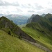 Vor der Alp Oberchli kann man eine brüchige Felskante mal rechts umgehen, an einer Stelle, an der sich der Grat aufzuspalten scheint.  Hier könnte man auch absteigen.