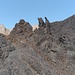 Auf dem Grat zwischen dem Pass Tizi n´Ouagane und dem Gipfelhang. Markant: Die zwei Felsnadeln in der Mitte.