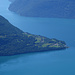 Der Fjord legt sich um das Dörfchen Urnes
