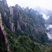 Blick vom "Beginning to Believe Peak" ( 始信峰) auf Nebelfetzen im Tal.