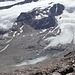 Auf diesem Foto sieht man, dass das untere Gletschereis inzwischen vom oberhalb liegenden Gletscher abgetrennt, also zum Toteis geworden ist.