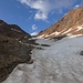Das übriggebliebene Gletschereis befindet sich rechts unter dem Geröll.