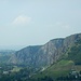 Und ein Blick in die 200 Meter hohe Felswand des Rotenfelsens.