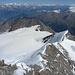 Bereit zum Abstieg über den Nadelhorn NE-Grat zum Windjoch. Über dem Balfrin Jungfrau bis Finsteraarhorn