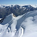 Tiefblick über riesige Schründe des Riedgletschers zum Windjoch: rechts der Nadelhorn NE-Grat, links das Ulrichshorn, darüber von rechts das Saaser oder Simpeler Dreigestirn Weissmies, Laggin- und Fletschhorn