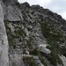 mehrere kleinere Graterhebungen werden ostseitig (Richtung Nebelhorn) umgangen. Unterhalb der Pfadspuren ist jeweils der "harmlose" Weg zum Geißfußsattel sichtbar.