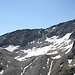 <b>A sud, lo sguardo è attratto dai resti del Ghiacciaio di Val Torta, uno dei ghiacciai ticinesi monitorati, che resiste grazie alla copertura di terriccio e ghiaioni, che ne rallentano la fusione.</b>
