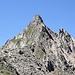 <b>Nella direzione di marcia è invece una cima simile al Cervino che seduce; si tratta della cima nord del Pizzo Gararesc, chiamata anche Il Campanile (2729 m). </b>
