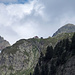 Die Sustlihütte liegt auf dem Böschenstöckli. Hinten leuchtet das Gipfelkreuz des Murmelsplanggstocks