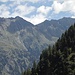 Blick zum über dem Ötztal liegenden Bergkamm der Stubaier Alpen.