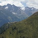 Blick über das Halkogelhaus, das seit ca. 5 Jahren schon geschlossen sein soll, in die Stubaier Alpen