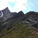 Man sieht auf dem Gipfel des Niederen Breitlehnkogels einen großen Steinmann.
