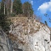 bei den ersten Felsen des Halsihorn-Zuges könnte man sich nach dem ersten steilen Aufschwung durch Wald und über Wiesen erneut zur Ruhe setzen
