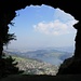 Blick aus einer Kaverne in der Felswand des Haslihorns