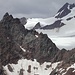 Hier kann man eine mögliche Aufstiegsroute vom Gletscher her schräg nach links oben durch die rötliche Flanke erkennen.