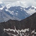Blick zu hohen Bergen über der Martin-Busch-Hütte