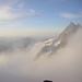 Der Gipfeltag verspricht herrlich zu werden! Das Lagginhorn taucht aus dem Nebel auf.