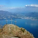 Blick über den Gipfel der Cima di Morissolo auf den Lago Maggiore - die Italiener lieben bekanntlich Kreuze!