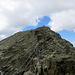 die letzten Meter zum Gipfelsteinmann - dort wo der Grat sehr schmal und exponiert wird, hat man sogar vereinzelt ganze Geländer in den Fels gebaut - diese Stellen sind wohl sehr ungemütlich, wenn man vom Gewitter überrascht wird...