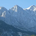 große und kleine Riffelwandspitze, vom Schneefeld zieht die Westwand nach links empor, man beachte den Höhenunterschied zwischen Westwand und Ostgrat