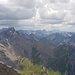 Markant die Schlenkerspitze, rechts und links das Gipfelgewirr der Lechtaler Alpen