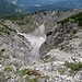 Das Kessiloch, das wir beim Abstieg auf der Gegegenseite unten passierten. An anderer Stelle habe ich gelesen, dass es sich mit 100 m Tiefe und 300 m Breite um die größte Doline von Vorarlberg handeln soll.