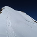 Der Abstieg vom Ostgipfel. Steil aber dank dem guten Trittschnee sehr gut zu machen.