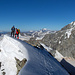 Was für ein Prachtstag! Godi und Andreas auf dem Gipfel, rechts von ihnen Mont Vélan, Grand Combin, Mont Blanc und Dent Blanche