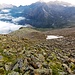 Sullo sfondo l'Alpe di Piotta in piccolo, poi la Cresta del Falco a sinistra dove c'è l'ultima nebbia e infine dove c'è la neve il Pian Bògia