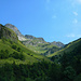 Ein erster Blick zum Tagesziel.<br />Bevor man durch das Hochtal aufsteigt, legt man noch eine Schleife über die Untere Iscarneyalpe ein.