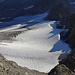 Tiefblick auf den Gletscher - nur noch ganz oben ist ein Rest des vielen Winterschnees übrig. Wieder ein mieses Jahr für die Gletscher!