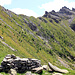 Ruines à 2227m. environ. Vue arrière sur le Furmulegrat. On distingue vaguement le sentier emprunté en haut à gauche.