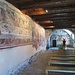 Una serie ininterrotta di preziosi cicli di affreschi che si sono succeduti nei secoli, fasciano le pareti con vivaci colori