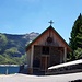 La chiesetta costruita ai tempi della realizzazione della diga.<br />A sinistra della chiesa si può notare la macchinetta che distribuisce i permessi per percorrere in auto la strada che costeggia il lago (2 Euro o 3 CHF)