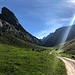 Schon bei allen Wetterbedingungen in beiden Richtungen hinter mich gebracht, der lange Tschumpel das Tal hinauf zur Alp Tesel.