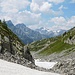 In discesa dal Passo Cazzola.<br /><br />L'Alpe Cazzoli rimane più alta rispetto al pianoro sottostante.