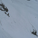 Einstieg in westliche Abfahrtsvariante, bei guter Schneelage problemlos, sonst heikle Kletterei. <br />Steiler (kurz 45°) als auf dem Foto ersichtlich.