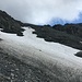 Das Schneefeld hinauf, weiter oben Schutt und leichte Felsen